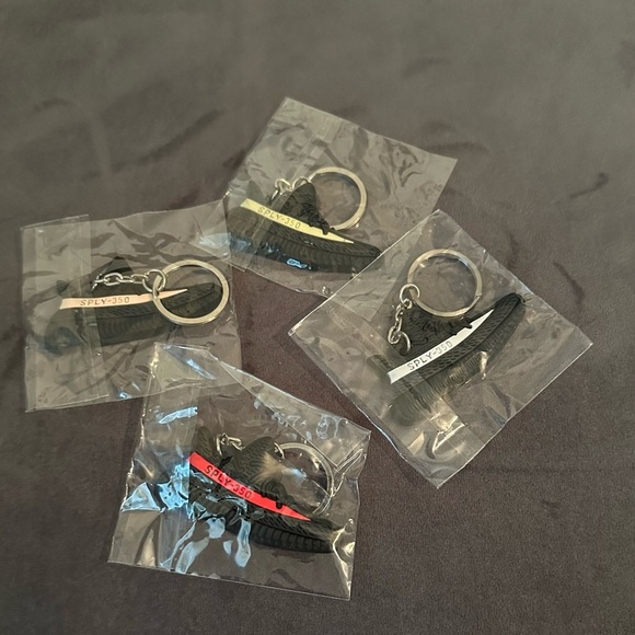 Yeez Sneakers Keychains Collectible - Picture 4 of 4